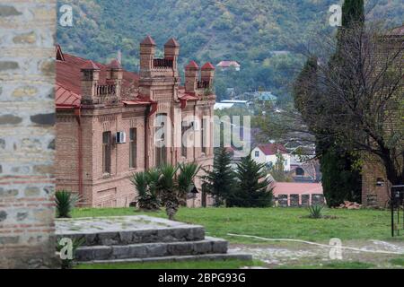 Rund um den Palast der Shaki-Khane in Shaki, Aserbaidschan, sind mehrere verschiedene Gebäude verteilt. Stockfoto