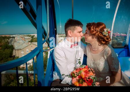 Braut und Bräutigam im Riesenrad. Stockfoto