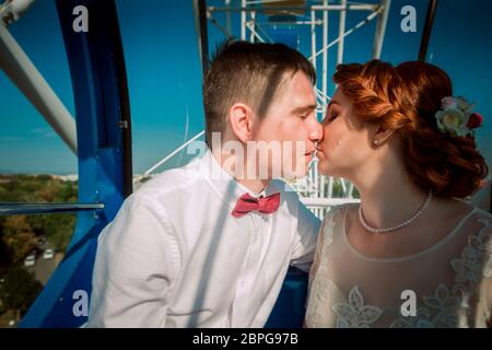 Braut und Bräutigam im Riesenrad. Stockfoto