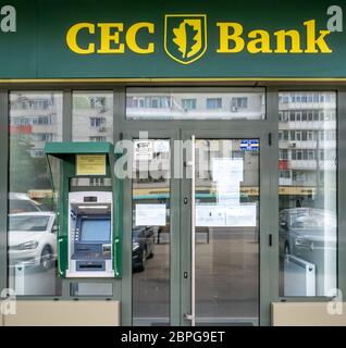 Bukarest/Rumänien - 05.16.2020: CEC Bankfiliale mit einem Geldautomaten am Eingang. CEC Bank, ist ein staatliches rumänisches Bankinstitut. Stockfoto