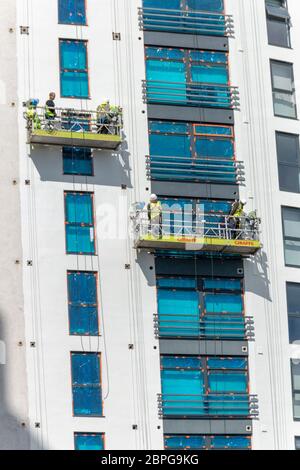 Bristol-Mai-2020-England-eine Nahaufnahme von Arbeitern, die in einem Hochhaus neue Fenster hinaufsetzen Stockfoto
