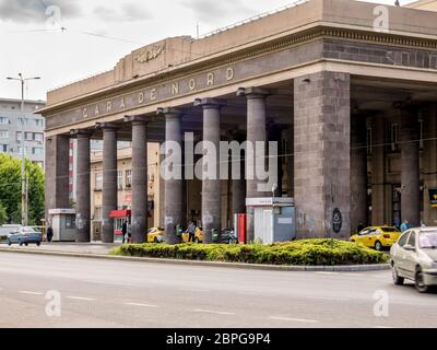 Bukarest/Rumänien - 05.16.2020: Fassade des Bahnhofs Bukarest Nord (Gara de Nord), dem größten Bahnhof Rumäniens. Stockfoto