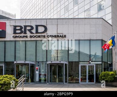 Bukarest/Rumänien - 05.16.2020: Logo der BRD Groupe Societe Generale (GSG) am Eingang des Firmensitzes in Bukarest. Stockfoto
