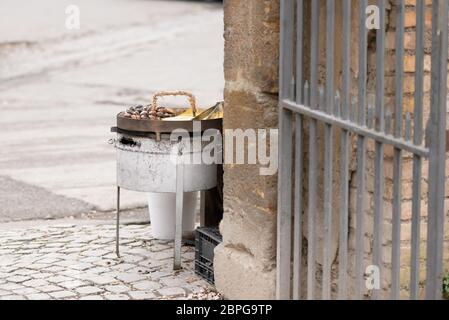 Gebratene Kastanien verkauft auf den Straßen von Rom Stockfoto