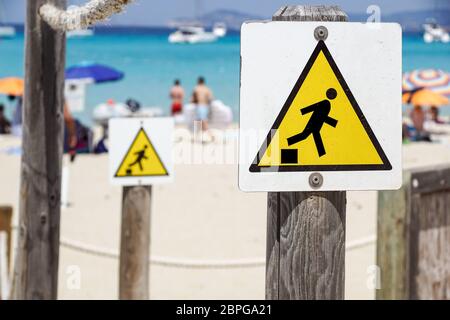 Drop Warnschild, fallen der Kante gelbes Dreieck Warnschild am Strand. Stockfoto