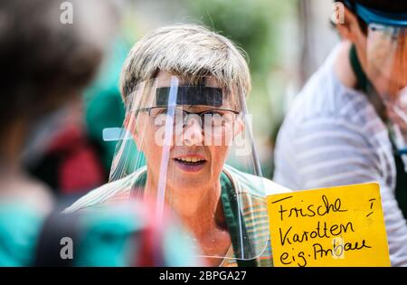 19. Mai 2020, Rheinland-Pfalz, Mainz: Eine Verkäuferin trägt auf dem Wochenmarkt eine Gesichtsmaske. Foto: Andreas Arnold/dpa Stockfoto