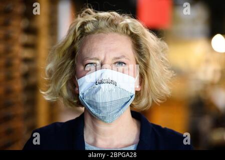 19. Mai 2020, Rheinland-Pfalz, Mainz: Annette Ludwig, Direktorin des Gutenberg-Museums, steht mit einer Gesichtsmaske in der Druckerei. Das Gutenberg-Museum öffnet ab heute wieder seine Pforten für Besucher. Aufgrund der Corona-Pandemie war das Museum seit Anfang März geschlossen. Foto: Andreas Arnold/dpa Stockfoto