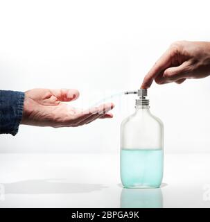 Männliche Hände mit einem Pumpenspender mit Desinfektionsmittel-Gel waschen und desinfizieren. Isoliert auf weißem Hintergrund. Stockfoto