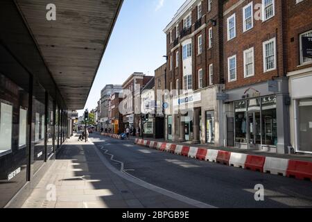 Leere Straßen von Richmond auf der Thames High Street während der Sperrung des Coronavirus, Greater London, England, Großbritannien Stockfoto