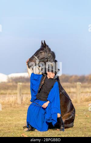 HORTOBAGY, UNGARN, NOVEMBER 04. 2018: Ungarische Csikos in traditioneller Tracht zeigen sein ausgebildetes Pferd. Traditioneller Pferdeherber von Hung Stockfoto