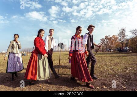 HORTOBAGY, UNGARN, NOVEMBER 04. 2018: Ungarische traditionelle Frau und Mann in volkstümlicher Kleidung. Tradition ist mit der ungarischen puszta verbunden. N Stockfoto