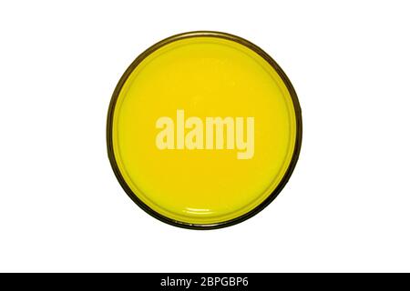 Glas Mangosaft auf weißem Hintergrund isoliert Stockfoto