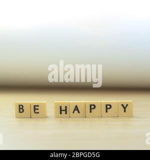 Happy Word geschrieben in Würfel auf Holzboden auf weißem Hintergrund, Buchstaben Blöcke arrangiert in GLÜCKLICH Worte sein, für das Hinzufügen von Text oder andere Bilder oder des Stockfoto