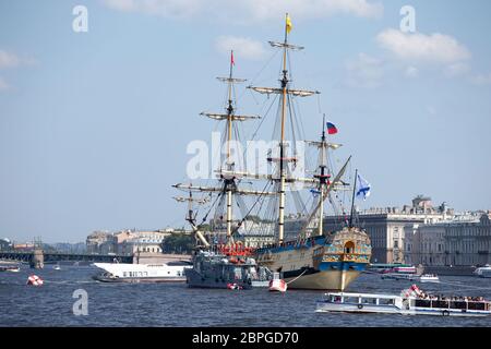 Russland, St.Peterburg. Juli 26, 2019. Schönes russisches Schiff auf dem Newa Fluss in St. Petersburg. Stockfoto