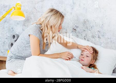 Schlafzimmer - kranken Kind im Bett - Mutter sorgt sich um ihren Kind Stockfoto