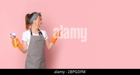 Angebot Zur Frühjahrsputz. Professionelle Hausmädchen In Apron Zeigt Auf Copy Space Stockfoto