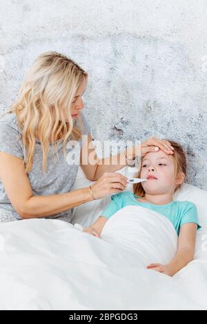 Schlafzimmer - kranken Kind im Bett - Mutter sorgt sich um ihren Kind Stockfoto