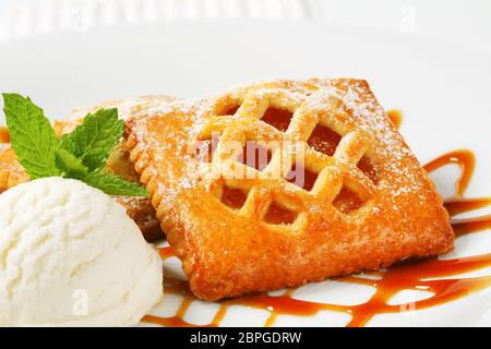 Wenig Gitter - erstklassige Aprikosen Kuchen mit einer Kugel Eis Stockfoto