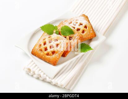 Kleine Gitter-Spitze Kuchen mit Aprikosen-Füllung Stockfoto