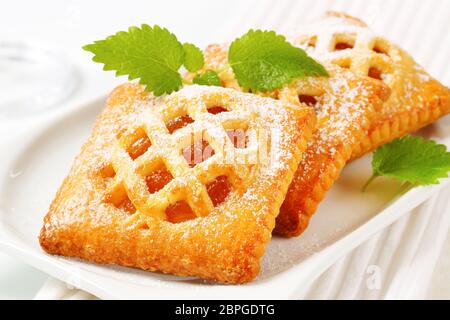 Kleine Gitter-Spitze Kuchen mit Aprikosen-Füllung Stockfoto