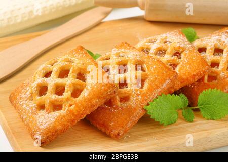 Kleine Gitter-Spitze Kuchen mit Aprikosen-Füllung Stockfoto