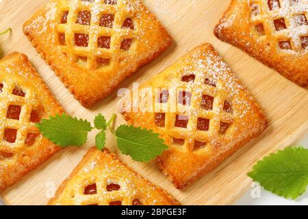 Kleine Gitter-Spitze Kuchen mit Aprikosen-Füllung Stockfoto