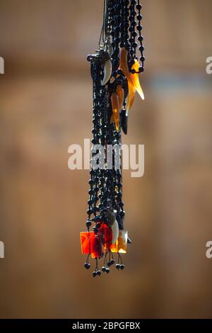 Handgefertigter Schmuck hängt vor einem kleinen Souvenirladen in Lahic, Aserbaidschan Stockfoto