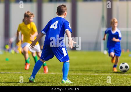 Fußballspiel für Kinder. Training und Fußball Fußball School Turnier. Gruppe von Jungen Fußball spielen Stockfoto