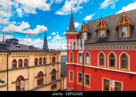 Schöne helle Häuser mit Türmchen im Bezirk Sodermalm, Soder in der Altstadt in Stockholm, Hauptstadt von Schweden Stockfoto