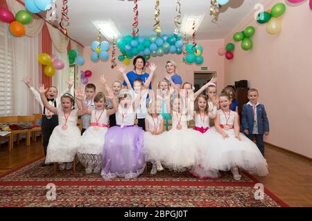 Weißrussland, die Stadt Gomil, 30. Mai 2019. Tag der offenen Tür im Kindergarten. Gruppe von fröhlichen Kindern im Kindergarten bei der Abschlussfeier. Stockfoto