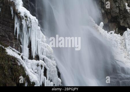 Details zum Winterwasserfall, Pistyll Rhaeadr, Powys, Wales. Stockfoto