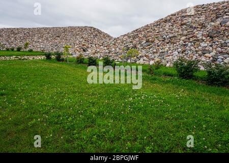 Garten der Schicksale ist ein monumentales architektonisches Ensemble auf der Daugava Insel in Koknese. Landschaft von Steinen in Koknese im Park Garten von Destin Stockfoto