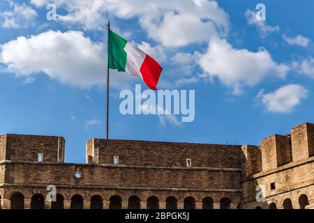 ROM, ITALIEN - 8. OKTOBER 2018: Flagge Italiens an der Wand des Engelsburg gegen den Himmel. Stockfoto