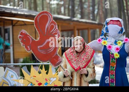 Weißrussland, die Stadt Gomel, 09. März 2019.Maslenitsa.Urlaub Absehen des Winters.Russische Frau am Feiertag Maslenitsa. Stockfoto