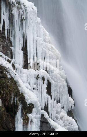Details zum Winterwasserfall, Pistyll Rhaeadr, Powys, Wales. Stockfoto