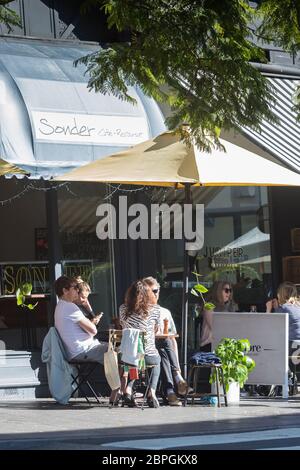 Sydney, Australien. Dienstag, 19. Mai 2020. Leute, die wieder das Leben in Cafés in Fiveways, Paddington, in Sydneys östlichen Vororten genießen. Seit dem 15. Mai können Cafés, Restaurants und Restaurantbereiche des Hotels wieder geöffnet werden, aber nur 10 Gäste gleichzeitig bedienen, da die Einschränkungen der Coronavirus-Pandemie sich leicht vereinfachen. Credit Paul Lovelace-Alamy Live News Stockfoto