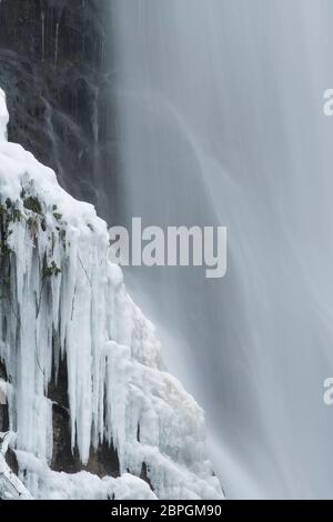 Details zum Winterwasserfall, Pistyll Rhaeadr, Powys, Wales. Stockfoto