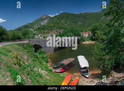 Skutarisee, Montenegro - 07:15. 2018. Blick auf die neue Brücke über den Fluss Crnojevica, Rijeka Crnojevica, und die touristischen Bereich in der Nähe der Brücke Stockfoto