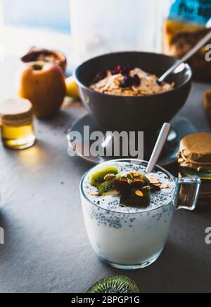 Gesundes Frühstück. Müsli mit Obst. Joghurt mit Samen Stockfoto