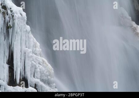 Details zum Winterwasserfall, Pistyll Rhaeadr, Powys, Wales. Stockfoto