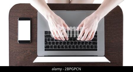 Top vie der weiblichen freiberuflichen Keyboarding auf Laptop-Computer zu Hause isoliert auf weißem Hintergrund arbeiten Stockfoto