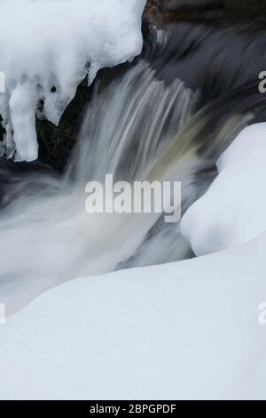 Details zum Winterwasserfall, Pistyll Rhaeadr, Powys, Wales. Stockfoto