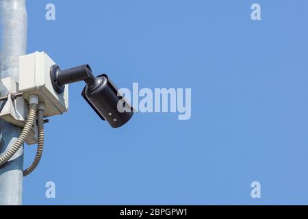 CCTV-Überwachung Sicherheit Kamera vedio Ausrüstung in dunklen Ton Turm Haus und Gebäude an der Wall für Sicherheit system area control Outdoor. Stockfoto