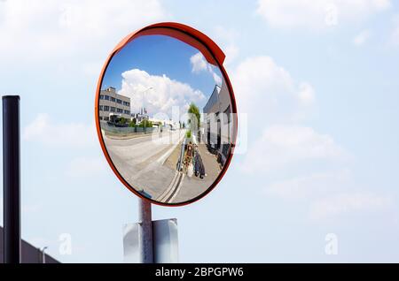 Outdoor konvexen Sicherheits Spiegel hängen an der Wand mit Reflexion einer städtischen Straße Blick auf Autos entlang der Straße geparkt, die durch Wohn- Schlafzimmer buildi Stockfoto