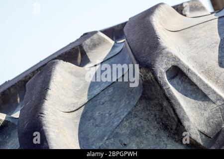 Weite Einstellung auf Stapel der alten Traktor Reifen. Können Sie für die Dekoration und auf hohe Intensität Training beziehen oder fit Training cross Stockfoto