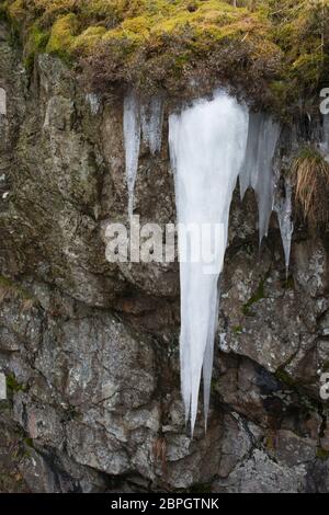 Details zum Winterwasserfall, Pistyll Rhaeadr, Powys, Wales. Stockfoto