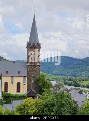 Lieser Kirche mit Blick auf die Mosel in Deutschland Stockfoto