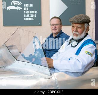 19. Mai 2020, Sachsen, Chemnitz: Frieder Bach (r), Sammler und Restaurator von Oldtimern, sitzt im letzten und brandneuen Sportwagen DKW F9 in Chemnitz neben Sören Scheffler vom Fraunhofer-Institut IWU. Bach brachte das Fahrzeug nach einer Zeichnung von 1940 zum Leben, die er zufällig bei der Recherche für eine Ausstellung im Museum für Sächsische Fahrzeuge entdeckte. Es war die Skizze für den letzten Sportwagen, den die DKW damals unter dem Dach der Auto Union bauen wollte. Das Fahrzeug sollte ursprünglich am Rennen Berlin-Rom 1938 teilnehmen, aber der Krieg verhinderte, dass es produziert wurde. Stockfoto