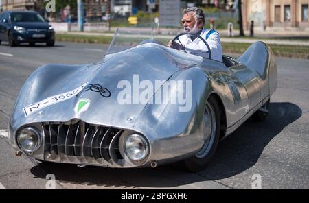 19. Mai 2020, Sachsen, Chemnitz: Frieder Bach, Sammler und Restaurator von Oldtimern, fährt den letzten und brandneuen Sportwagen DKW F9 in Chemnitz. Bach brachte das Fahrzeug nach einer Zeichnung von 1940 zum Leben, die er zufällig bei Recherchen für eine Ausstellung im Museum für Sächsische Fahrzeuge entdeckt hatte. Es war die Skizze für den letzten Sportwagen, den die DKW damals unter dem Dach der Auto Union bauen wollte. Das Fahrzeug sollte ursprünglich am Rennen Berlin-Rom 1938 teilnehmen, aber der Krieg verhinderte, dass es produziert wurde. Mehr als 75 Jahre später wurde das Auto nun mit dem Hel gebaut Stockfoto