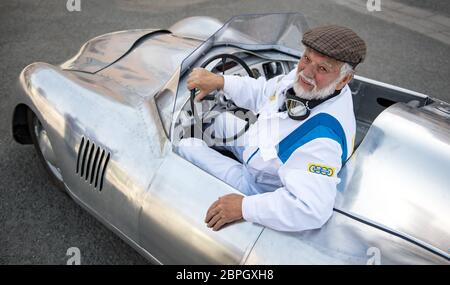 19. Mai 2020, Sachsen, Chemnitz: Frieder Bach, Sammler und Restaurator von Oldtimern, sitzt im letzten und brandneuen Sportwagen DKW F9 in Chemnitz. Bach brachte das Fahrzeug nach einer Zeichnung von 1940 zum Leben, die er zufällig bei Recherchen für eine Ausstellung im Museum für Sächsische Fahrzeuge entdeckte. Es war die Skizze für den letzten Sportwagen, den die DKW damals unter dem Dach der Auto Union bauen wollte. Das Fahrzeug sollte ursprünglich am Rennen Berlin-Rom 1938 teilnehmen, aber der Krieg verhinderte, dass es produziert wurde. Mehr als 75 Jahre später wurde das Auto mit dem er gebaut Stockfoto